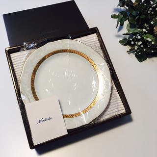 ノリタケ(Noritake)の【新品・未使用】ノリタケ ハンプシャーゴールド&プラチナ 23cmプレート(食器)