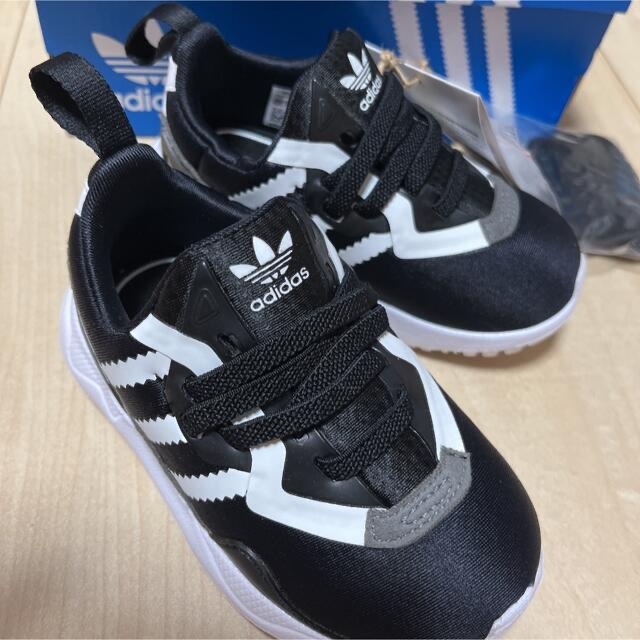 adidas(アディダス)の値下げ！新品　adidas アディダス　スニーカー　キッズ　ファーストシューズ キッズ/ベビー/マタニティのベビー靴/シューズ(~14cm)(スニーカー)の商品写真