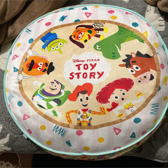 Disney(ディズニー)のトイストーリークッション エンタメ/ホビーのおもちゃ/ぬいぐるみ(キャラクターグッズ)の商品写真