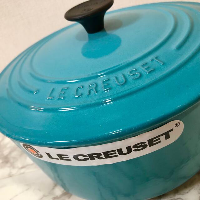 LE CREUSET(ルクルーゼ)のLE CREUSET新品ル・クルーゼ ココット　ロンド ホーロー 両手鍋22cm インテリア/住まい/日用品のキッチン/食器(鍋/フライパン)の商品写真