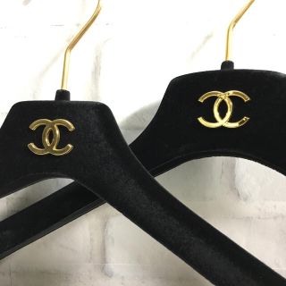 シャネル(CHANEL)のCHANEL シャネル ハンガー 2本セット ベロア生地 ブランド インテリア(押し入れ収納/ハンガー)