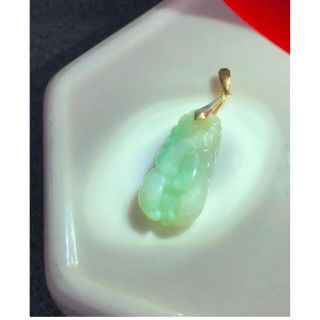 天然翡翠ヒスイ ペンダントトップ(チェーン無し) 彫刻 K18の通販 by