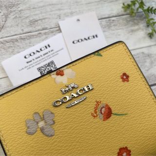 新品未使用COACHコーチCチャーム折りたたみ財布 イエロー 花柄 フローラル