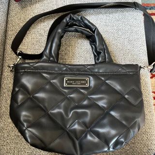 マークジェイコブス(MARC JACOBS)のMARC JACOBS ロゴ キルトレザー ミニトート 2WAY ストラップ付(ショルダーバッグ)