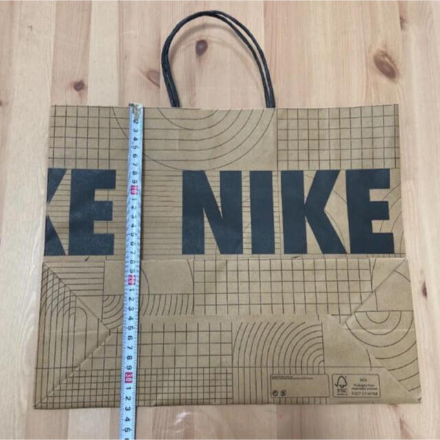 NIKE(ナイキ)のナイキ　紙袋　ショッパー　中サイズ　梱包資材 レディースのバッグ(ショップ袋)の商品写真