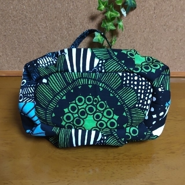 marimekko(マリメッコ)のTSUBASAさま　専用。マリメッコ　がま口バッグ(ピエニシイルトラプータルハ) ハンドメイドのファッション小物(バッグ)の商品写真