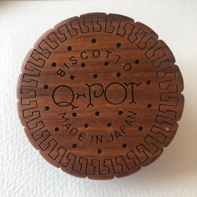 Q-pot.(キューポット)のQ-pot. ビスケット　コードリール レディースのアクセサリー(ブローチ/コサージュ)の商品写真