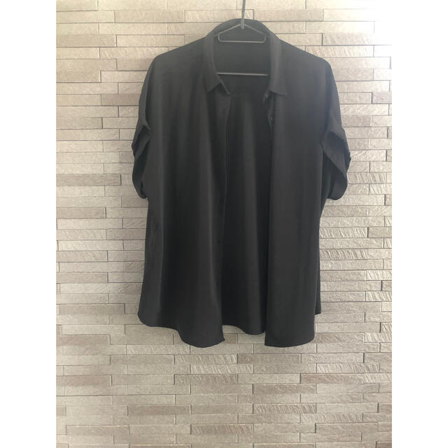 GU(ジーユー)の新品　エアリーシャツ　ブラック　L レディースのトップス(シャツ/ブラウス(半袖/袖なし))の商品写真