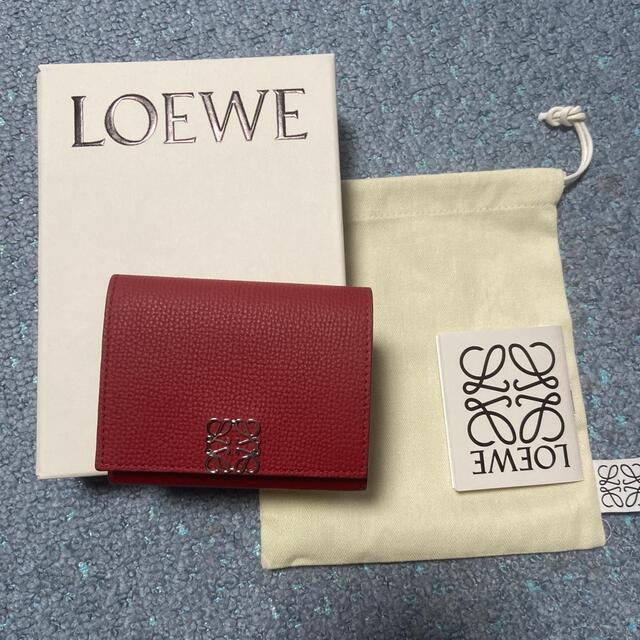 【まとめ買い】 LOEWE - LOEWE ロエベ アナグラムトライフォールドウォレット タン 6cc 赤レッド 財布