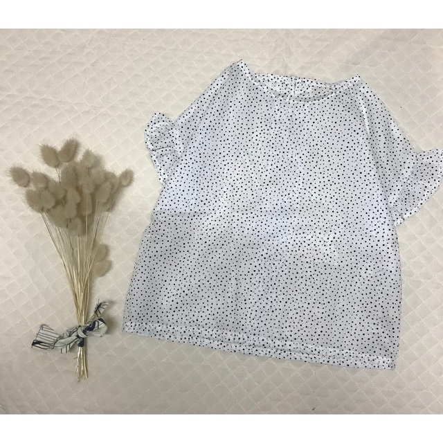 【ブラウス】フレンチフリルスリーブ　ランダムドット キッズ/ベビー/マタニティのキッズ服女の子用(90cm~)(Tシャツ/カットソー)の商品写真