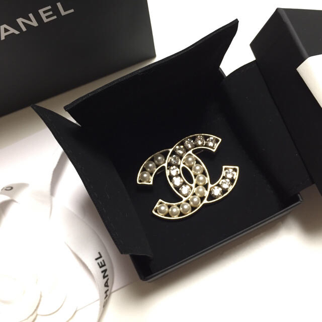 CHANEL(シャネル)の2016年10月購入 CHANEL ブローチ ラインストーン パール シャネル レディースのアクセサリー(ブローチ/コサージュ)の商品写真