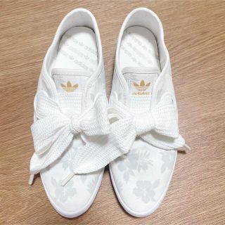 アディダス(adidas)のadidas アディダス レディース スニーカー 24.0cm 白 ハイビスカス(スニーカー)