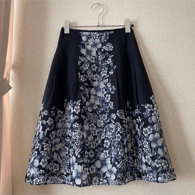 LAURA ASHLEY(ローラアシュレイ)のローラ　アシュレイ　　花柄スカート　13号 レディースのスカート(ひざ丈スカート)の商品写真