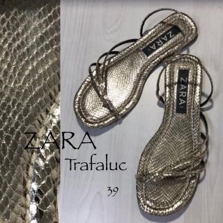 ザラ(ZARA)の≅nana♡様専用ZARATRF2Wayフェイクスネークゴールドサンダル39≅(サンダル)