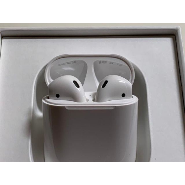 Apple(アップル)の【美品】純正 Air Pods エアポッズ (第2世代) スマホ/家電/カメラのオーディオ機器(ヘッドフォン/イヤフォン)の商品写真