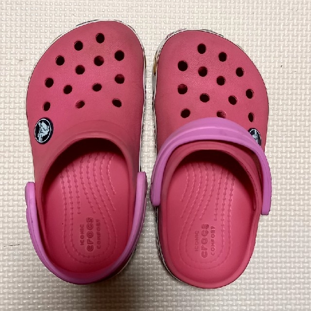 キッズ用crocs ディズニー キッズ/ベビー/マタニティのキッズ靴/シューズ(15cm~)(サンダル)の商品写真