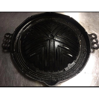 中古　1回使用　鋳物　ジンギスカン鉄鍋　穴あき　28cm(調理器具)