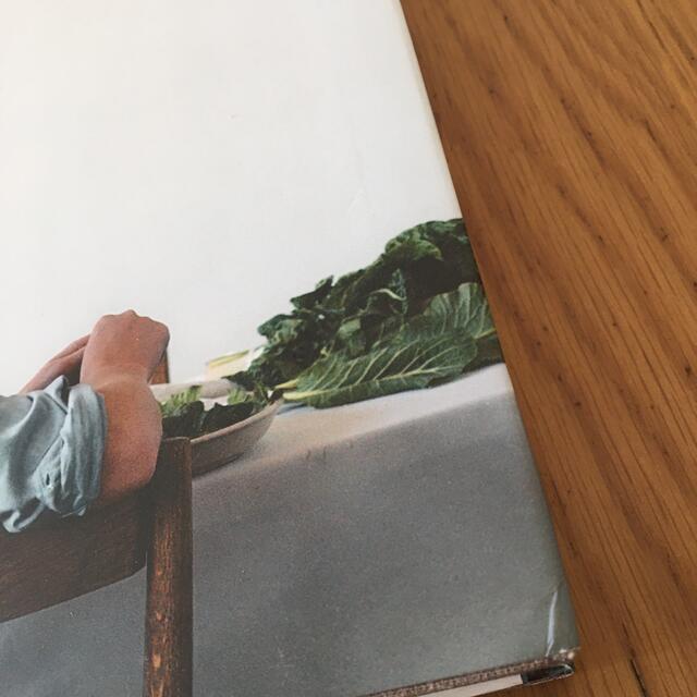 THE KINFOLK TABLE 洋書 エンタメ/ホビーの本(住まい/暮らし/子育て)の商品写真