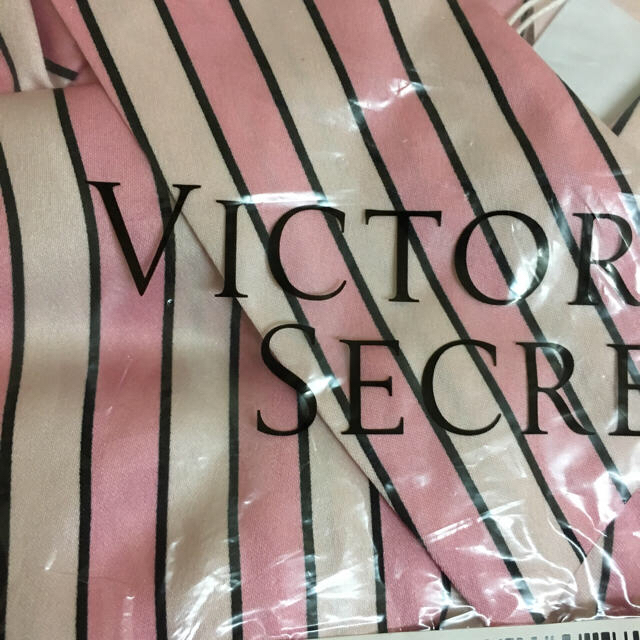 Victoria's Secret(ヴィクトリアズシークレット)のVS♡サテン パジャマ(XSサイズ) レディースのルームウェア/パジャマ(パジャマ)の商品写真