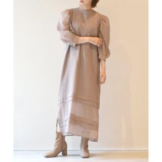 ダブルクローゼット(w closet)の値下げ 新品　Wcloset シアー七分袖ロングワンピース　パフ袖モカF(ロングワンピース/マキシワンピース)