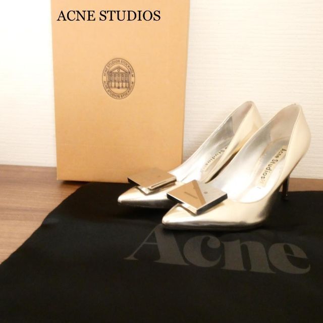良品 アクネストゥディオズ メタルプレート ポインテッドトゥ パンプス