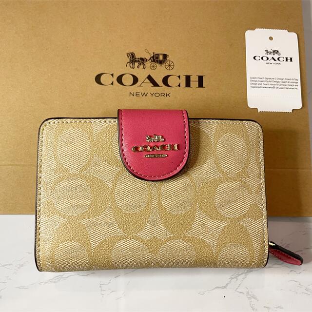 COACH(コーチ)の【新品-未使用】COACH  ビビットピンク×ライトカーキ シグネチャー折り財布 レディースのファッション小物(財布)の商品写真