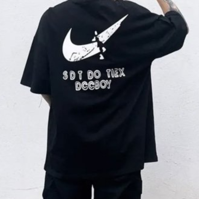 韓国ファッション バッグプリント ビッグロゴ Tシャツ ブラック 黒 メンズのトップス(Tシャツ/カットソー(半袖/袖なし))の商品写真