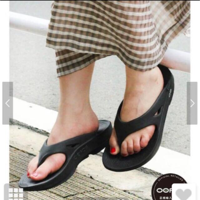 TOMORROWLAND(トゥモローランド)の新品未使用　OOFOS ウーフォス　オリジナル　サンダル　ブラック 23サイズ レディースの靴/シューズ(サンダル)の商品写真