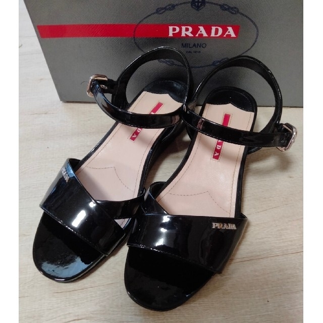 PRADA(プラダ)のPRADAロゴ　エナメルサンダル　35 1/2 レディースの靴/シューズ(サンダル)の商品写真