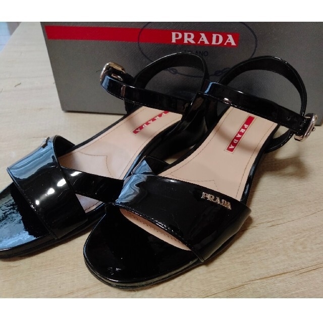 PRADA(プラダ)のPRADAロゴ　エナメルサンダル　35 1/2 レディースの靴/シューズ(サンダル)の商品写真