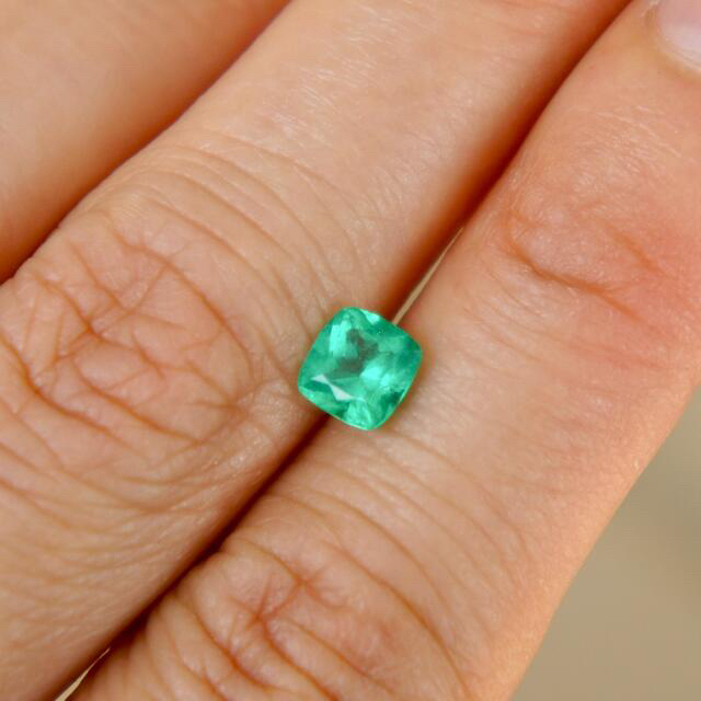 【ご専用】エメラルド ルース コロンビア産 0.53ct ハンドメイドの素材/材料(各種パーツ)の商品写真