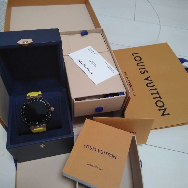 LOUIS VUITTON(ルイヴィトン)のほぼ新品ルイヴィトン　タンブール ホライゾン ライト・アップ黄色 メンズの時計(腕時計(デジタル))の商品写真