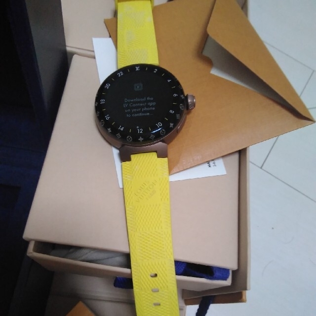 LOUIS VUITTON(ルイヴィトン)のほぼ新品ルイヴィトン　タンブール ホライゾン ライト・アップ黄色 メンズの時計(腕時計(デジタル))の商品写真