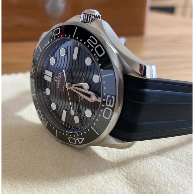 OMEGA(オメガ)の【美品】OMEGA オメガ シーマスターダイバー300m ブラック 現行モデル メンズの時計(腕時計(アナログ))の商品写真