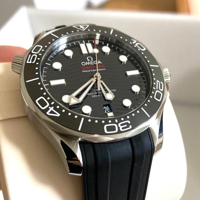 OMEGA(オメガ)の【美品】OMEGA オメガ シーマスターダイバー300m ブラック 現行モデル メンズの時計(腕時計(アナログ))の商品写真