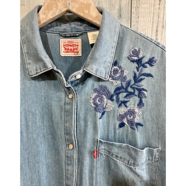 Levi's(リーバイス)のLevi's リーバイス 刺繍 オーバーショルダー デニムワンピース レディースのワンピース(ひざ丈ワンピース)の商品写真