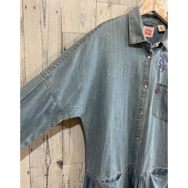 Levi's(リーバイス)のLevi's リーバイス 刺繍 オーバーショルダー デニムワンピース レディースのワンピース(ひざ丈ワンピース)の商品写真