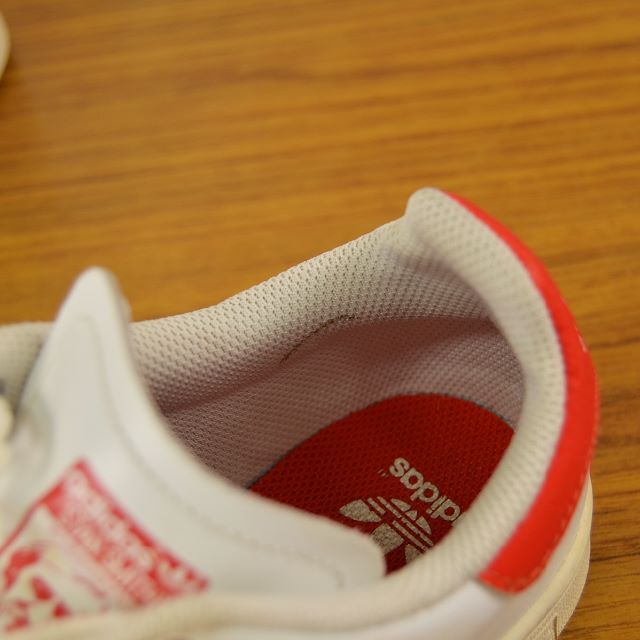 【adidas】 良品 アディダス ホワイト_レッド スニーカー サイズ23.5 レディースの靴/シューズ(スニーカー)の商品写真
