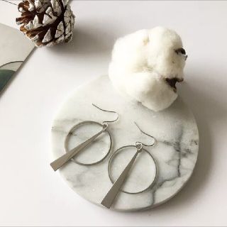 【新品 未使用】韓国風　大人可愛い　ピアス　シルバー♡♡(ピアス)