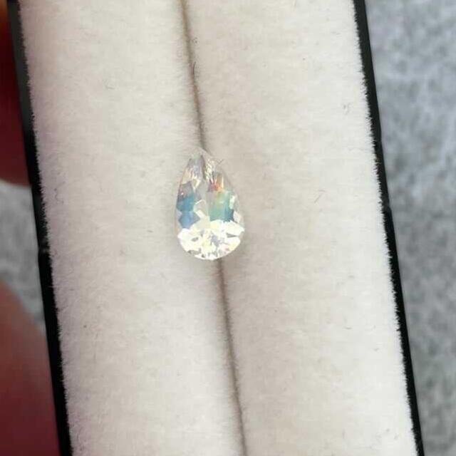 レインボームーンストーン　0.52ct irodori stone