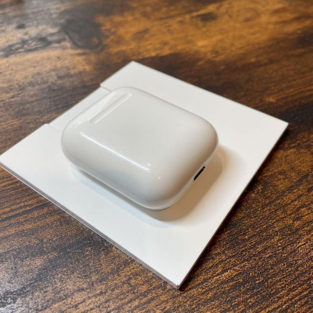 Apple(アップル)のAirPods 充電ケース Apple国内純正品 スマホ/家電/カメラのオーディオ機器(ヘッドフォン/イヤフォン)の商品写真