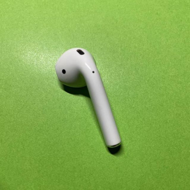 AirPods 第2世代 左のみ 即日発送 スマホ/家電/カメラのオーディオ機器(ヘッドフォン/イヤフォン)の商品写真