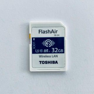 トウシバ(東芝)のFlashAir W-04 32GB 4型　無線LAN内蔵SDカード(その他)