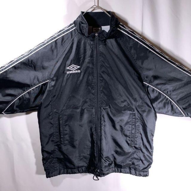 UMBRO(アンブロ)の90s umbro ナイロン トラックジャケット 黒 L ロゴテープ デサント製 メンズのジャケット/アウター(ナイロンジャケット)の商品写真