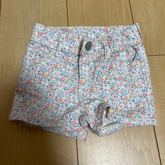 babyGAP(ベビーギャップ)のGAP denim 小花柄ショートパンツ　90-100 キッズ/ベビー/マタニティのキッズ服女の子用(90cm~)(パンツ/スパッツ)の商品写真