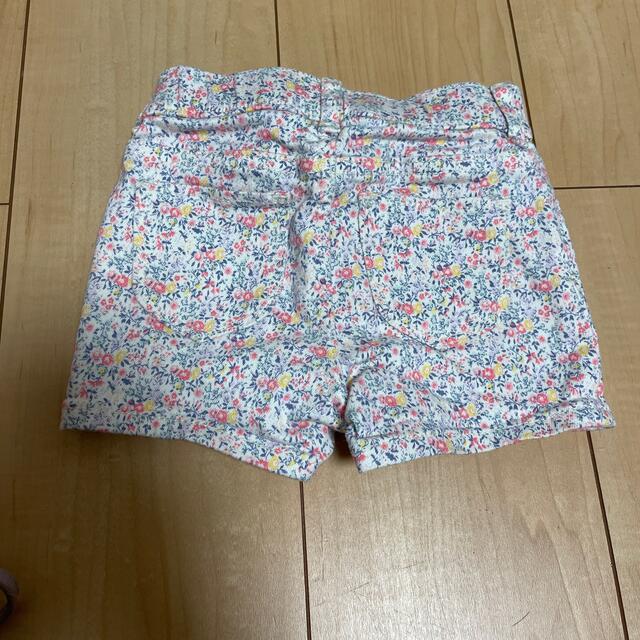 babyGAP(ベビーギャップ)のGAP denim 小花柄ショートパンツ　90-100 キッズ/ベビー/マタニティのキッズ服女の子用(90cm~)(パンツ/スパッツ)の商品写真