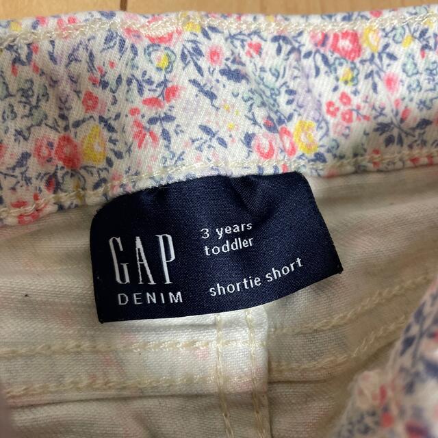 babyGAP(ベビーギャップ)のGAP denim 小花柄ショートパンツ　90-100 キッズ/ベビー/マタニティのキッズ服女の子用(90cm~)(パンツ/スパッツ)の商品写真