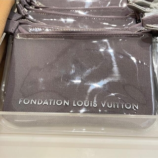 ルイヴィトン(LOUIS VUITTON)の匿名配送！◆Louis Vuitton◆ルイヴィトン ロゴ入りポーチ 3色展開(ポーチ)