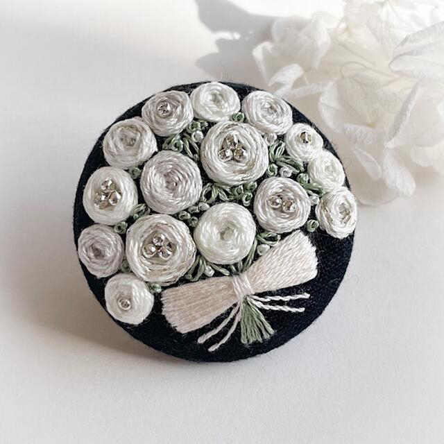 ❤️White Rose bouquet❦刺繍Accessory❤️ ハンドメイドのアクセサリー(コサージュ/ブローチ)の商品写真