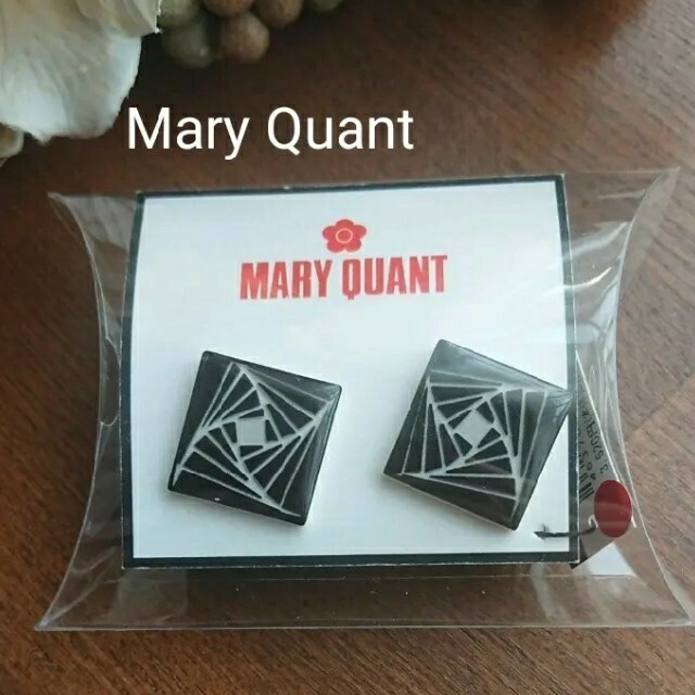 MARY QUANT(マリークワント)のMQ リバイバルジオメトリックパターン スパイラルピアス  ブラックＸホワイト レディースのアクセサリー(ピアス)の商品写真